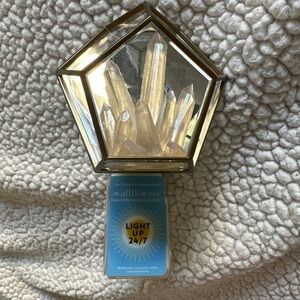 Bath& Body Works Crystal Cluster Wallflower Plug in Nightlight. Rare. NWT
